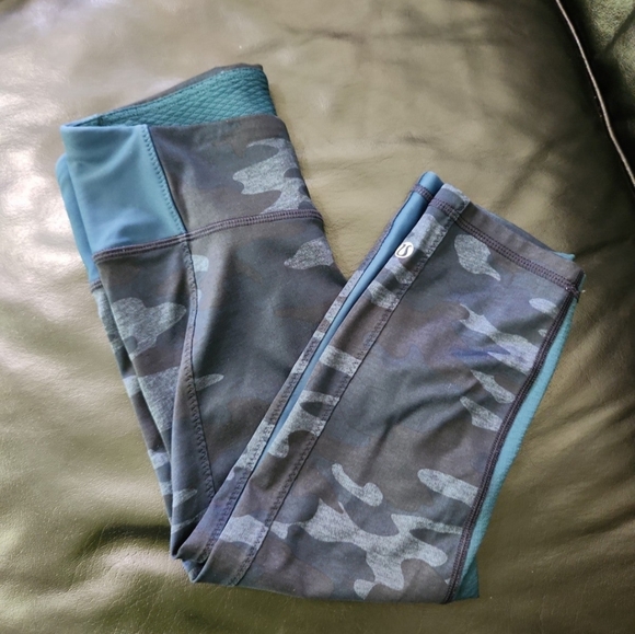 Lululemon Clip In Crops Lotus CamoOil Slick Blue/ Alberta Lake.  Size 4. - Picture 9 of 12